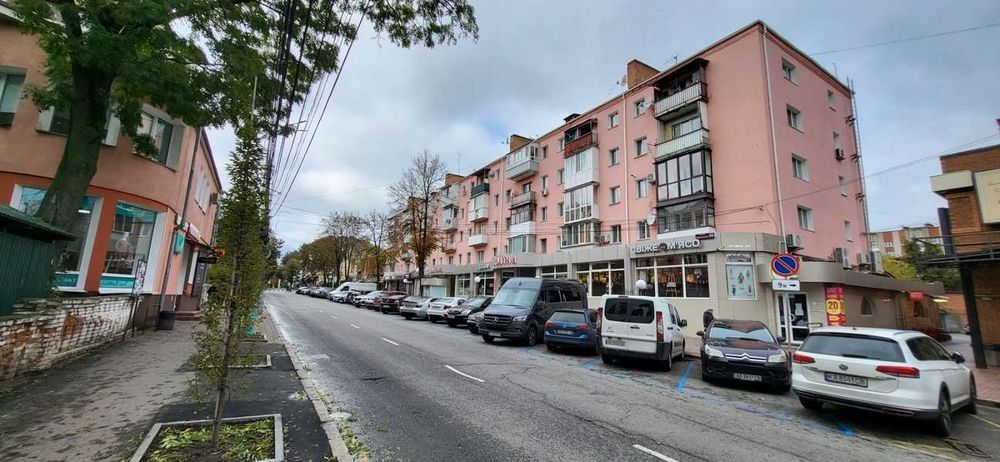 Продається простора 3-кімнатна квартира в Центрі