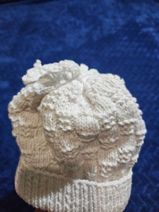 Czapka czapeczka robiona na drutach