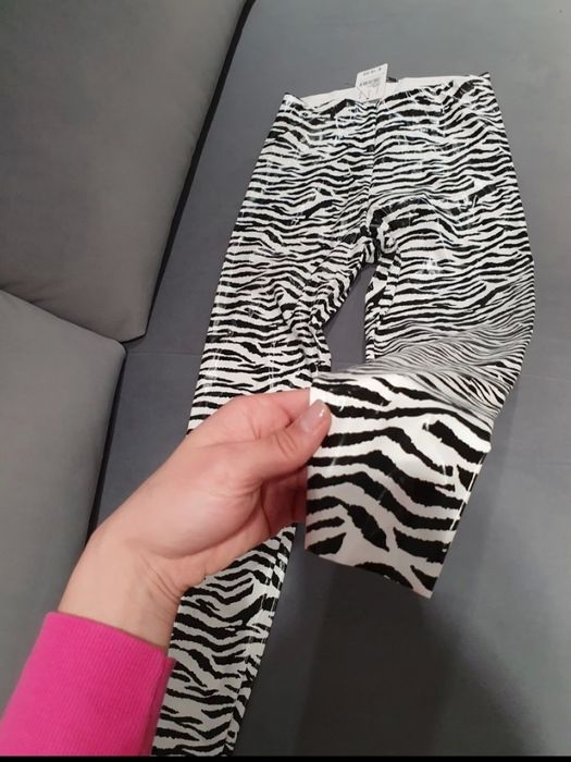 Lateksowe legginsy białe w zeberkę zebre czarne spodnie skórzane winyl