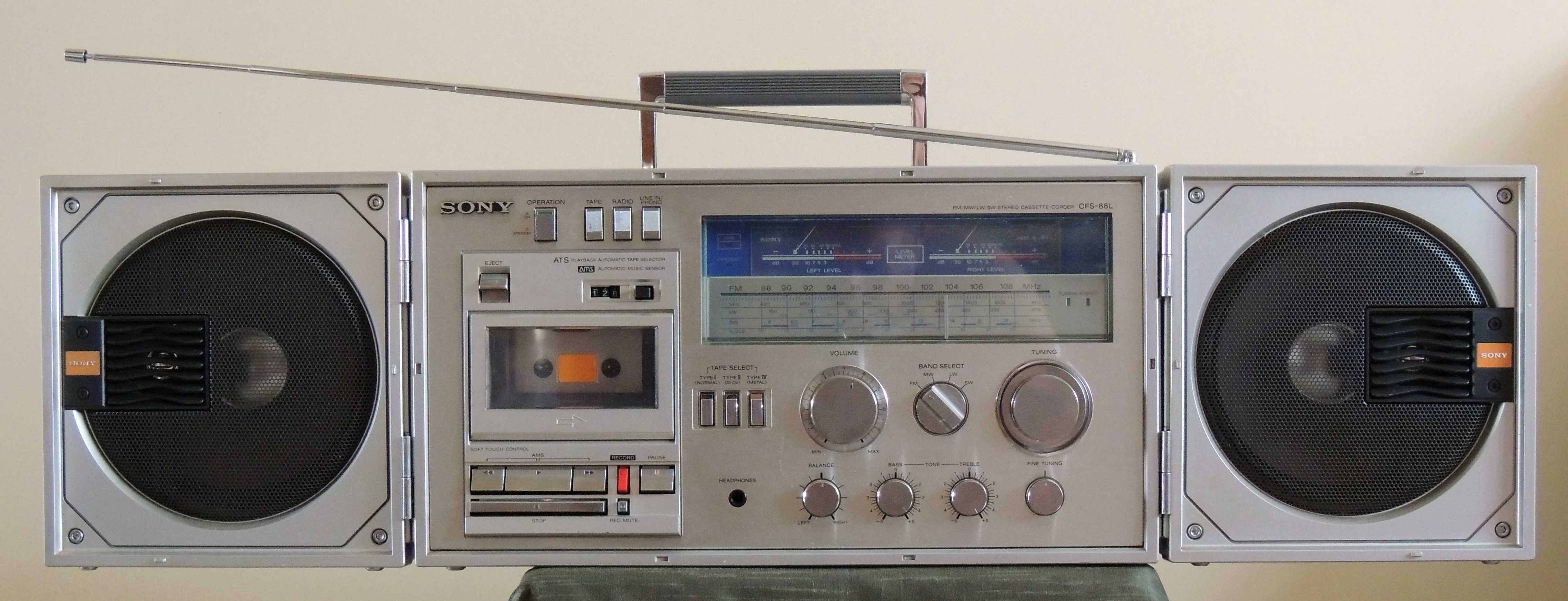 Магнитола Sony CFS-88L.