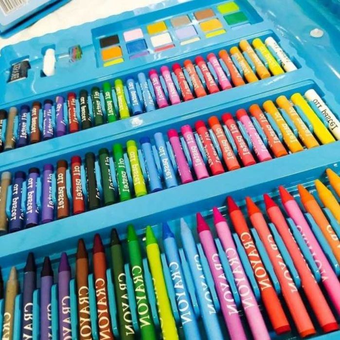 Чемодан с фломастерами, карандашами и акварельными красками