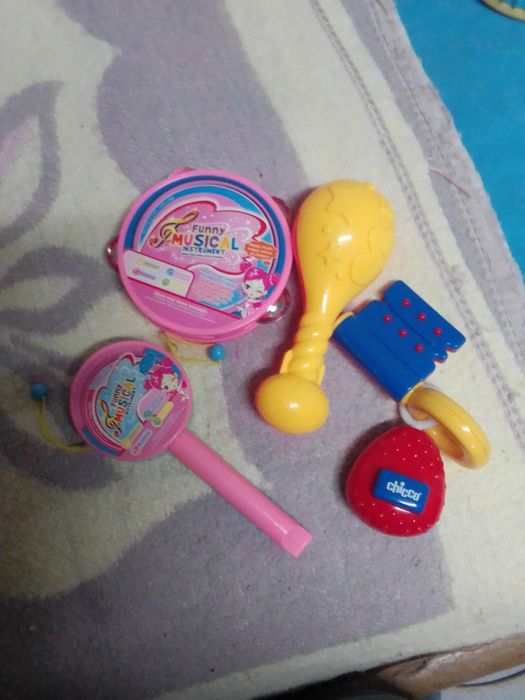 Vários peluches e brinquedos