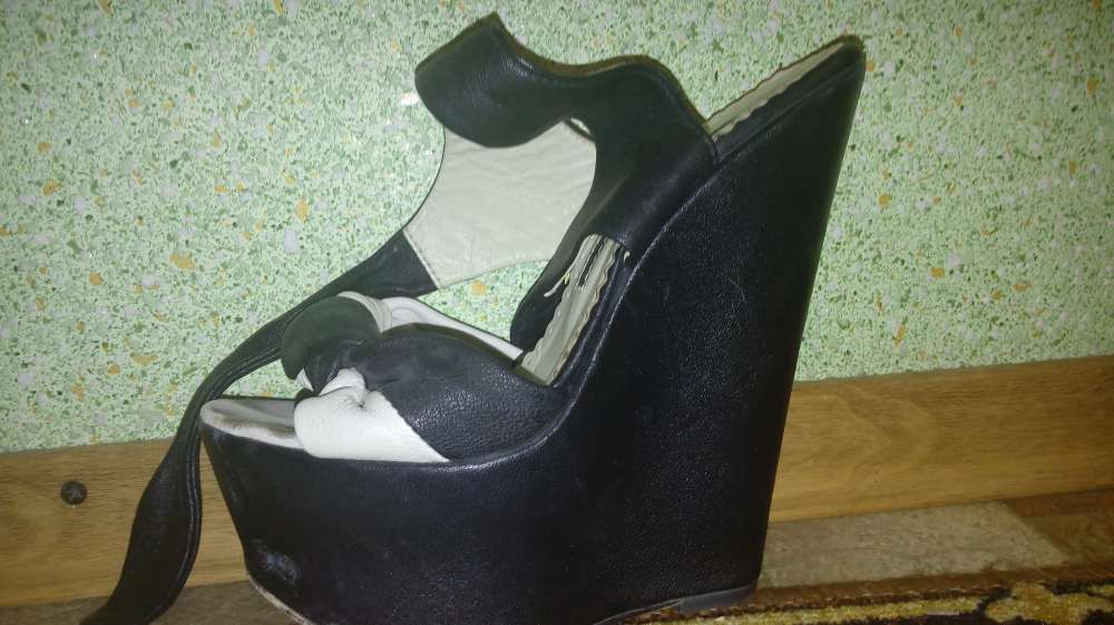 Продам босоножки бренд