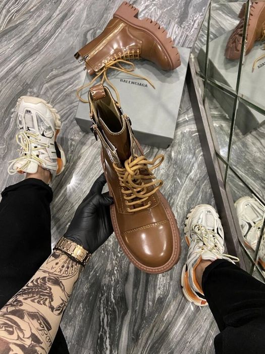 Брутальные карамельные бутсы balenciaga boots tractor brown.