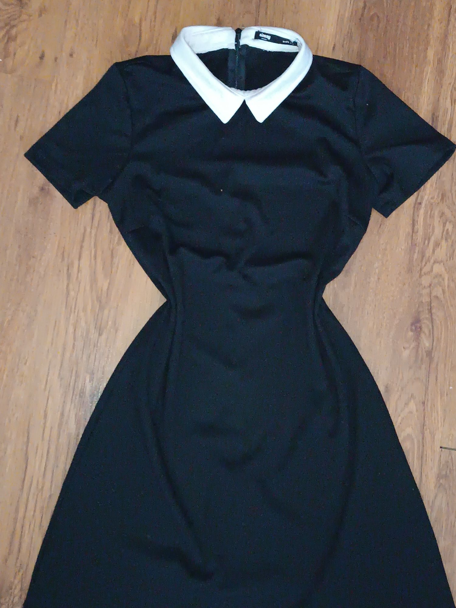 Czarna, prosta sukienka z kołnierzykiem, biurowa, galowa