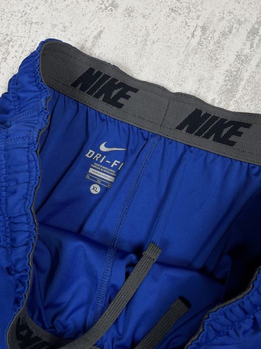 Яскраво-сині спортивні шорти Nike Dri-FIT