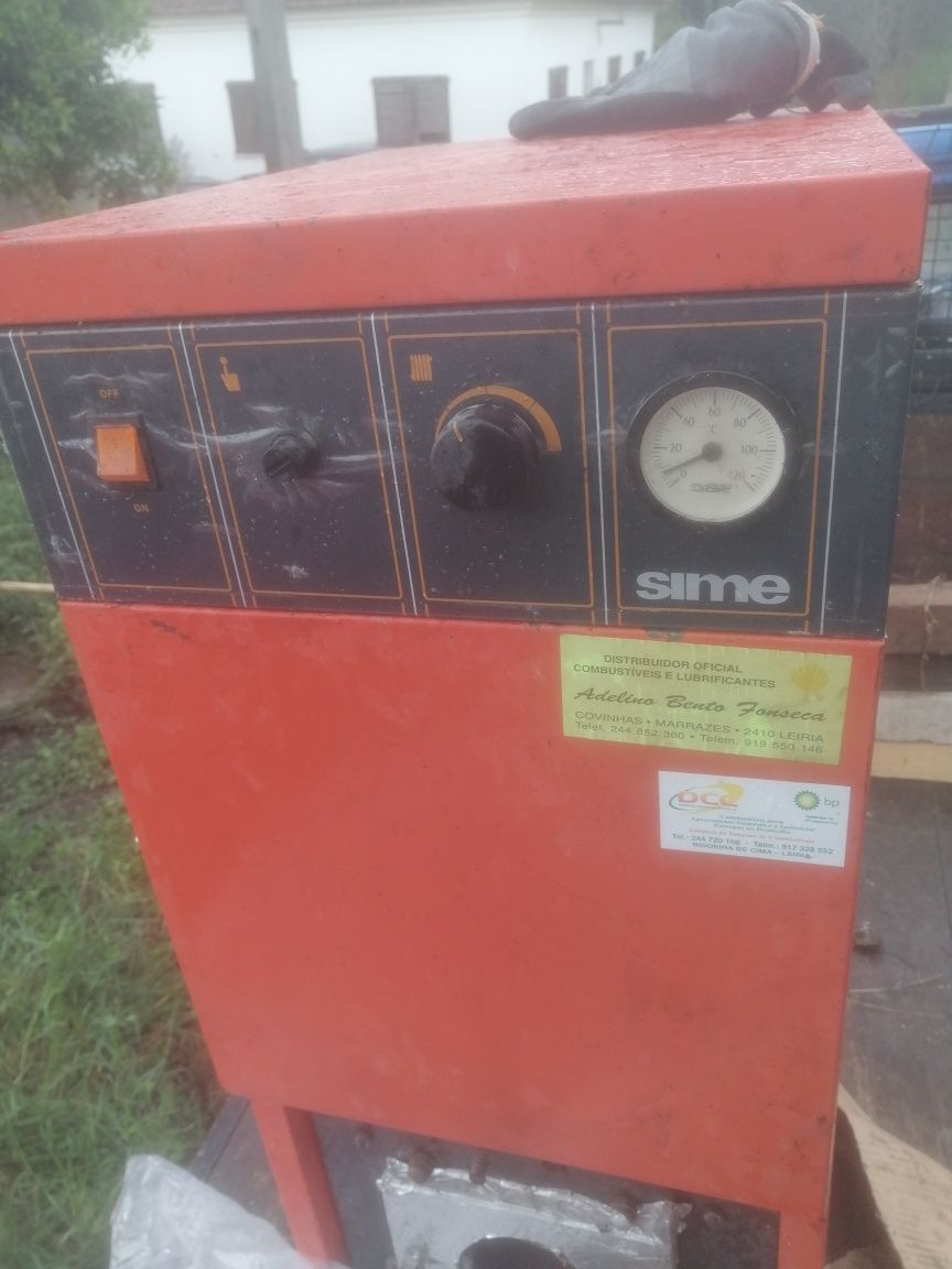 Estrutura de caldeiras  varias maquinas de aquecimento a gasóleo com o