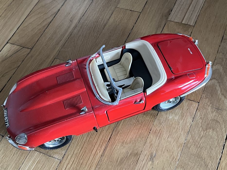 Model Burago Jaguar E