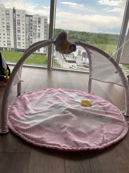 Килимок «Enjoy Colours» з дугами, мелодіями та барвистими проекціями.