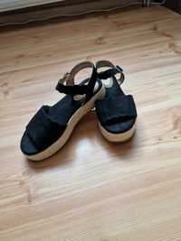 Czarne sandały niska koturna