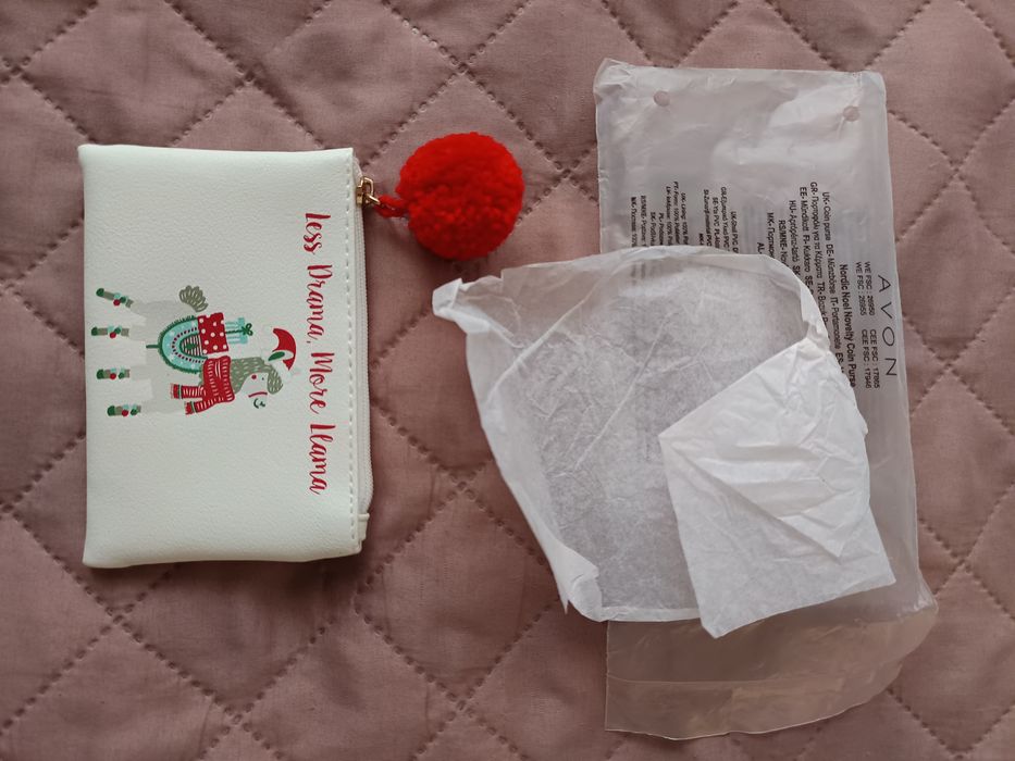 Świąteczna portmonetka Avon 8cmx12cm z pomponem