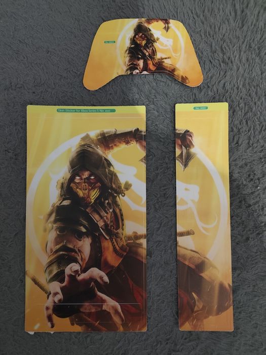 Naklejka na Xbox series X oraz dwa pady xbox w stylu Mortal kombat