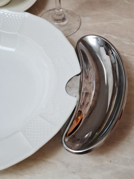 Тарілки полумісяці для кісток , при подачі рибних та м'ясних страв.