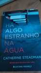 Há algo estranho na água de Catherine Steadman