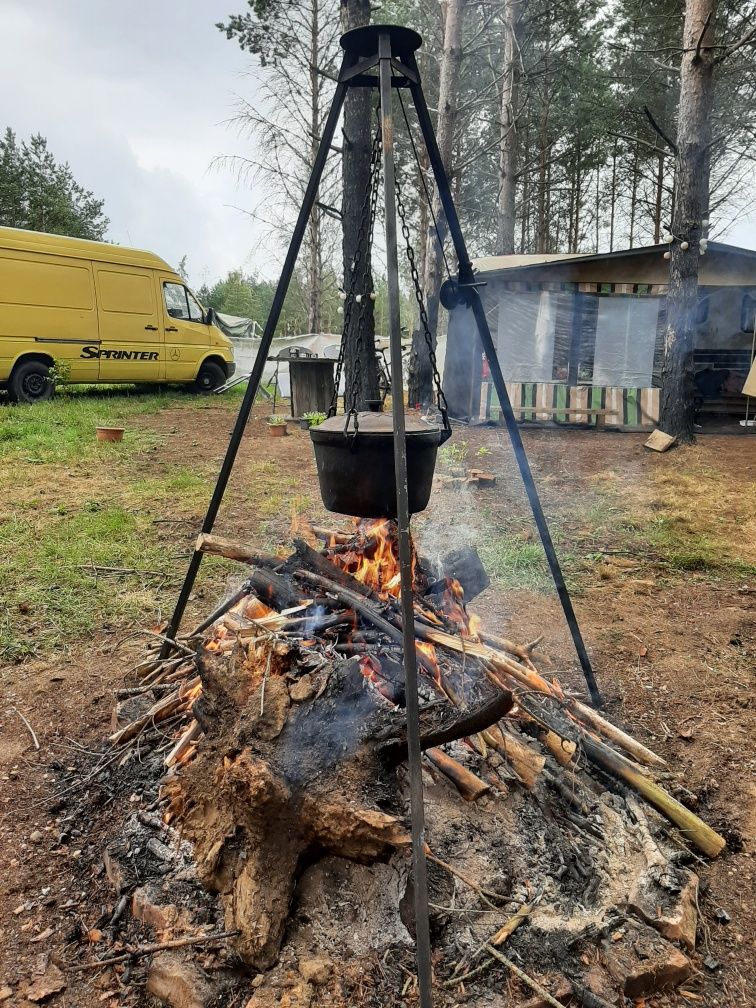 Grill trójnog z paleniskiem