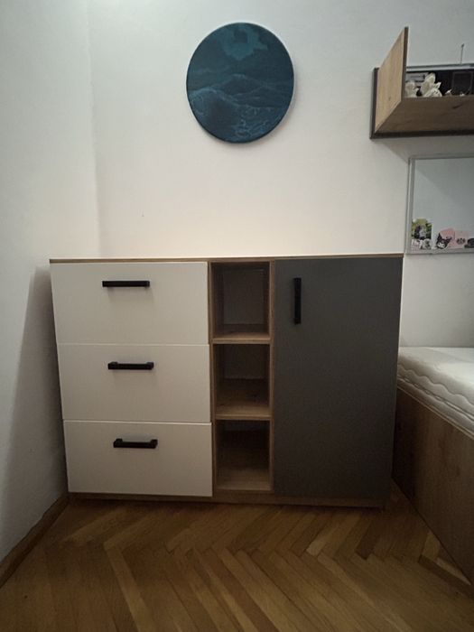 Łóżko z materacem, komoda i szafa w dobrym stanie