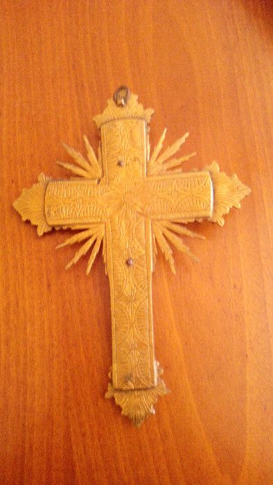 Crucifixo em latão fundido muito antigo
