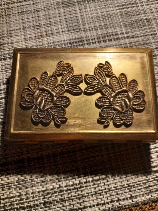 Puderniczka z pozytywka lata 50 dwudziestego wieku