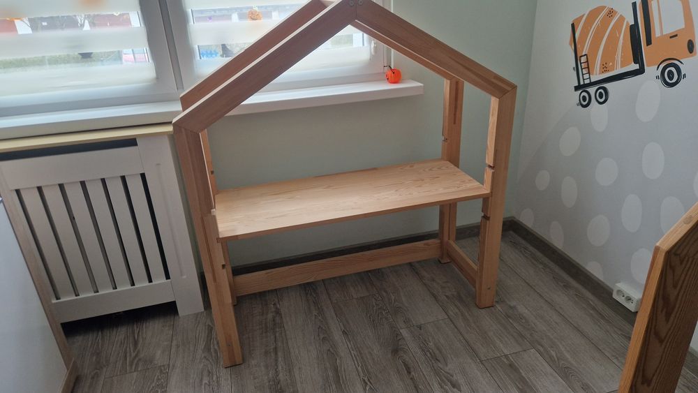 Biurko drewniane do pokoju dzieciecego - domek