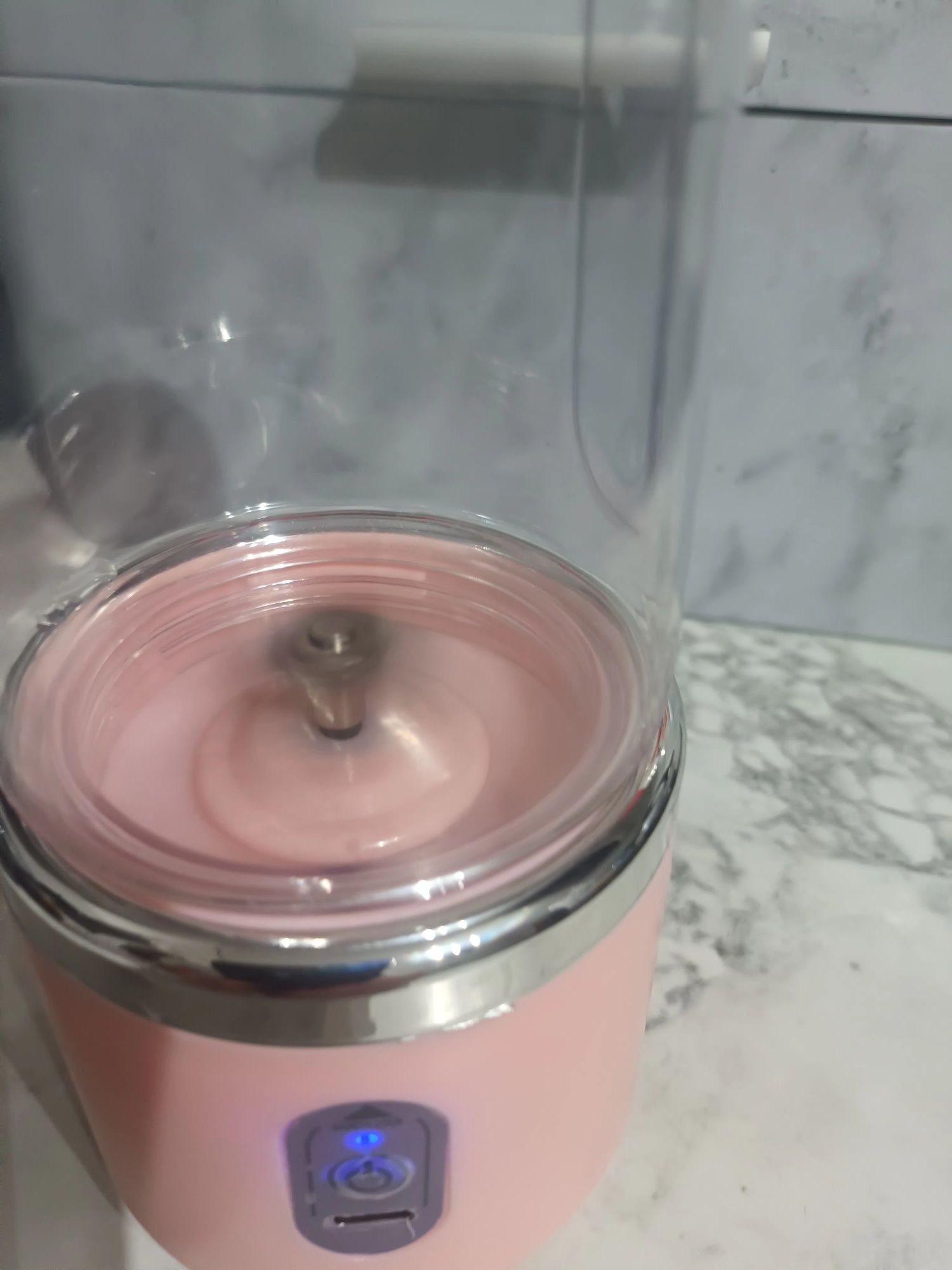 Przenośny blender  elektryczny.