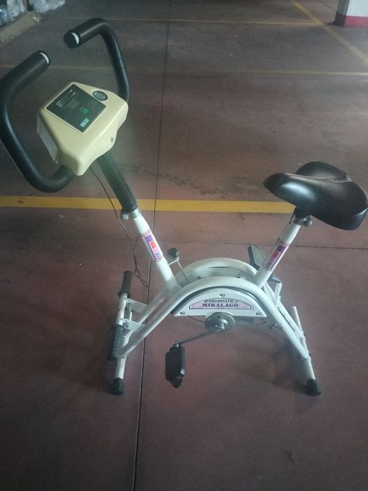 Bicicleta fixa para exercício
