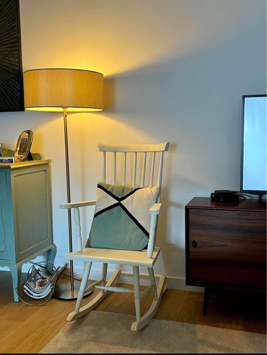 Linda cadeira de baloiço restaurada