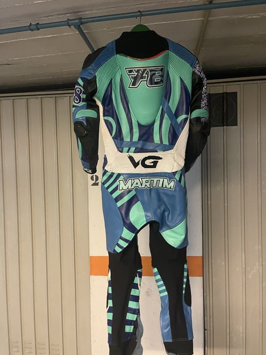 Vendo fato de competiçao de motociclusmo