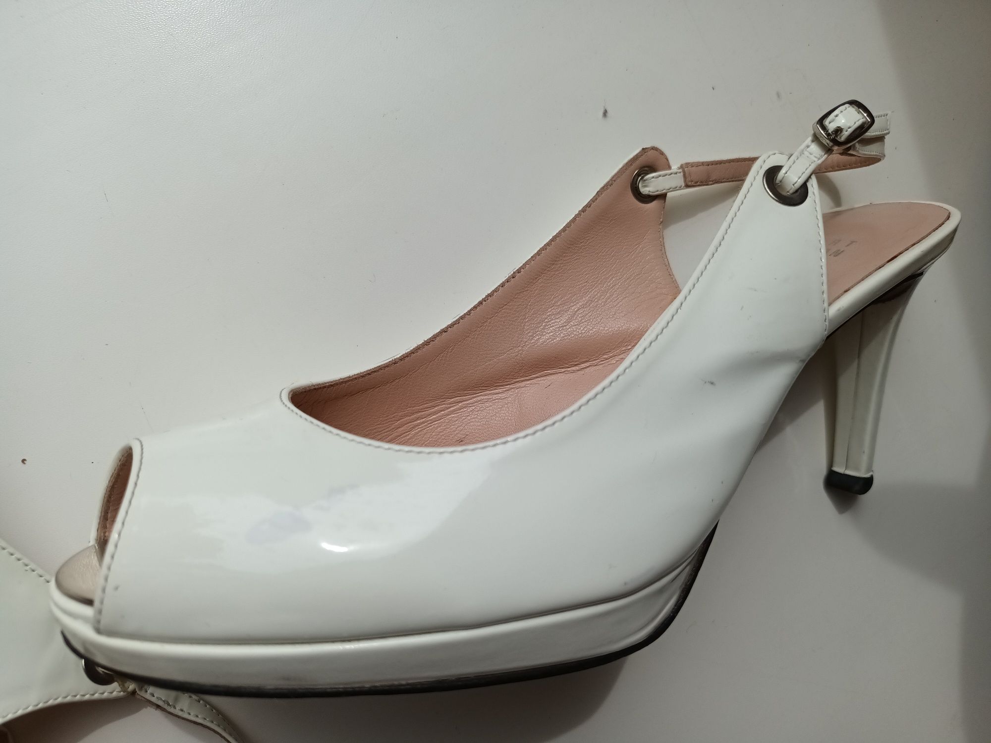 Босоножки белые лаковые Stuart  Weitzman