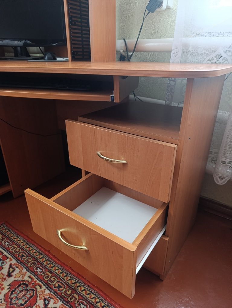 Стіл комп'ютерний
