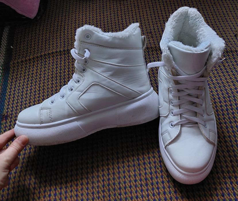 Жіночі білі зимові черевики. Женские зимние ботинки. Зимове взуття.