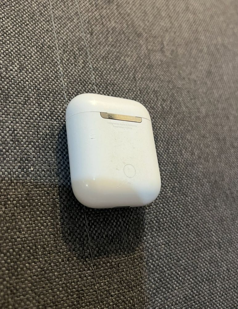 Продам кейс airpods 1 original без навушників