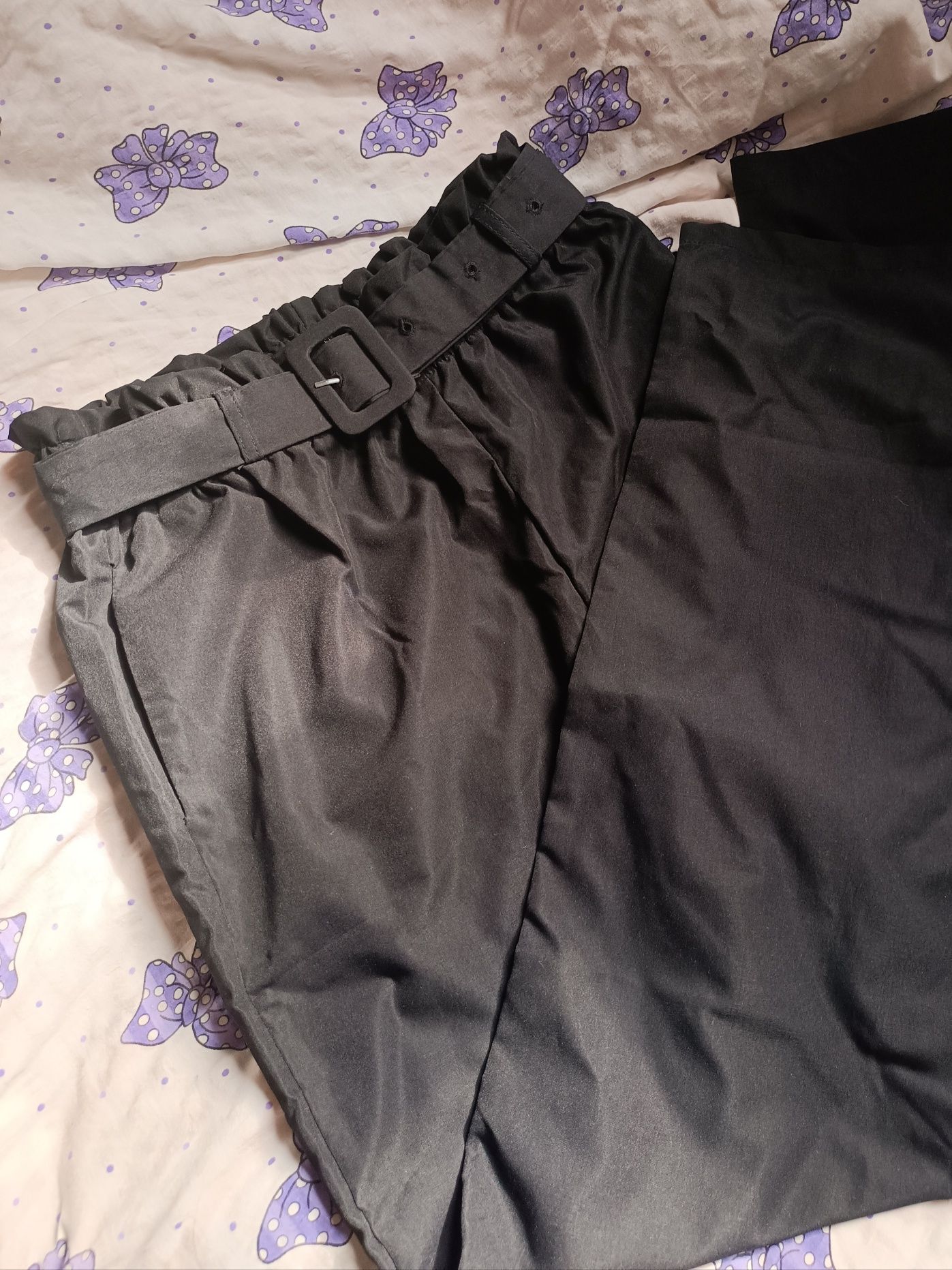 Czarne eleganckie spodnie z paskiem klamrą