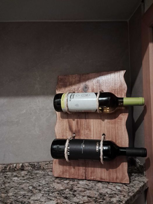 Garrafeiras de vinho.