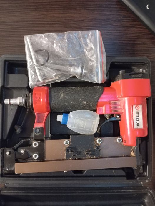 Степлер пневматический для шпилек. Intertool.