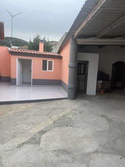 Arrenda-se moradia T4