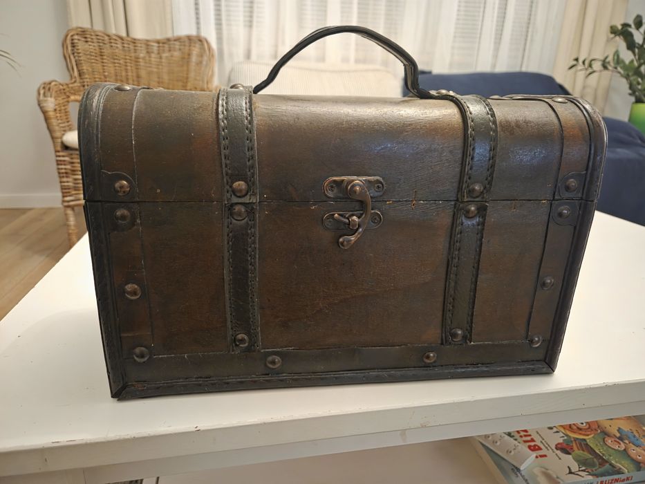 Retro drewniana skrzyneczka