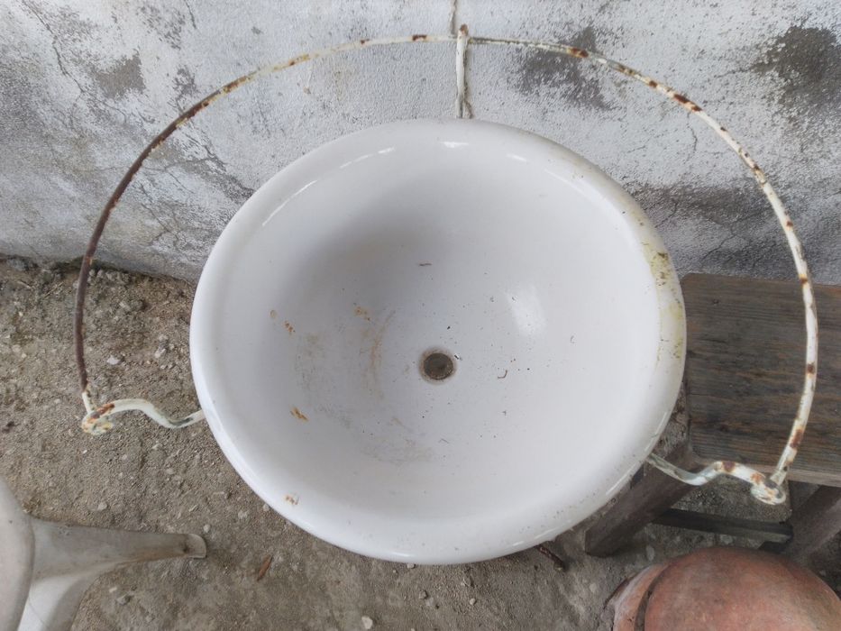 Pia antiga para decoração.