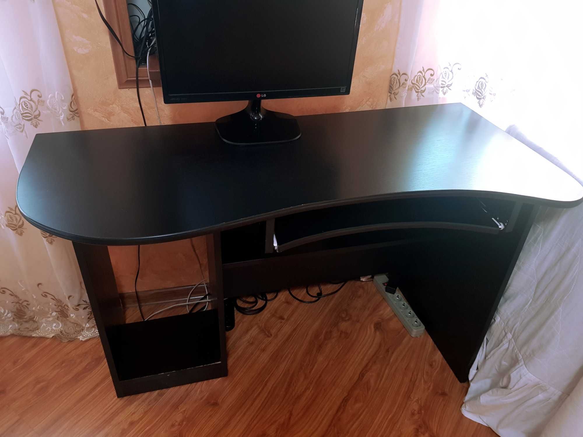 Компьютерный стол. Стол для компьютера.