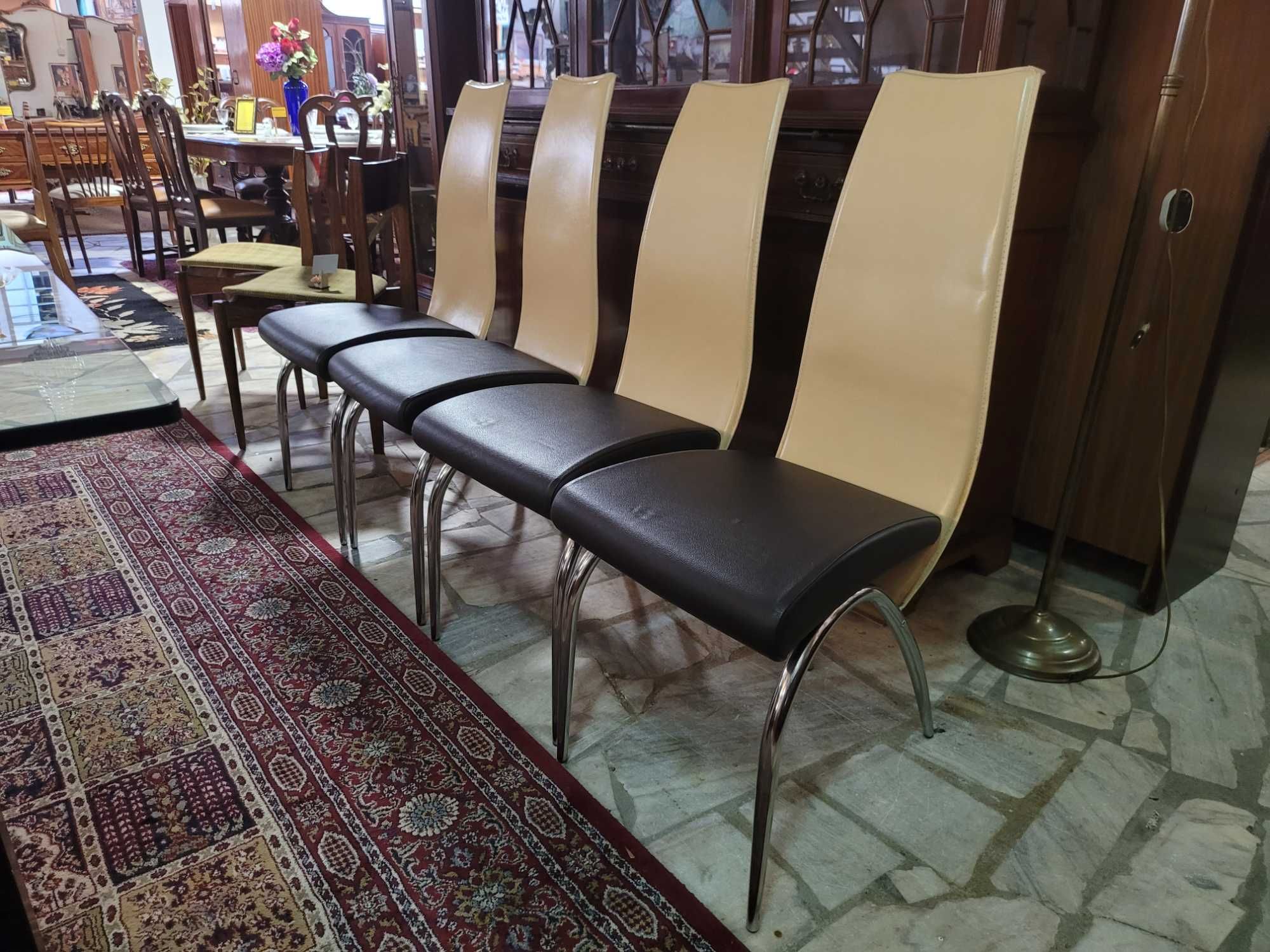 Cadeiras com estrutura em metal forradas a pele com