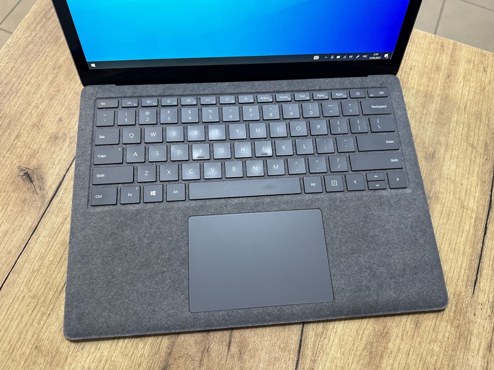 Micrsoft Surface Laptop  13.5" IPS i5 7200U 8Gb SSD256Gb