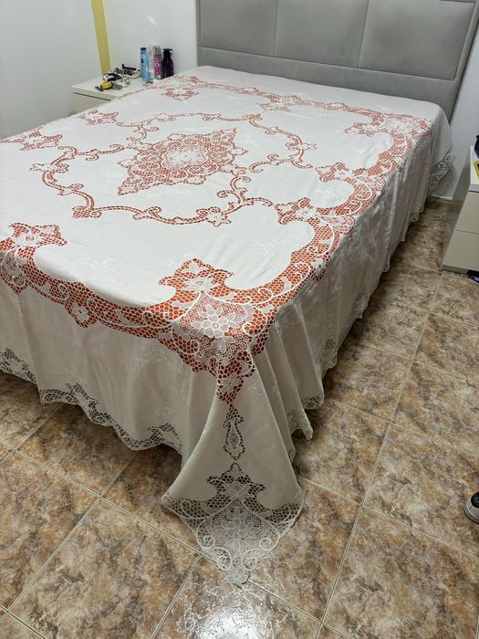 Colcha de linho com bordado de burano