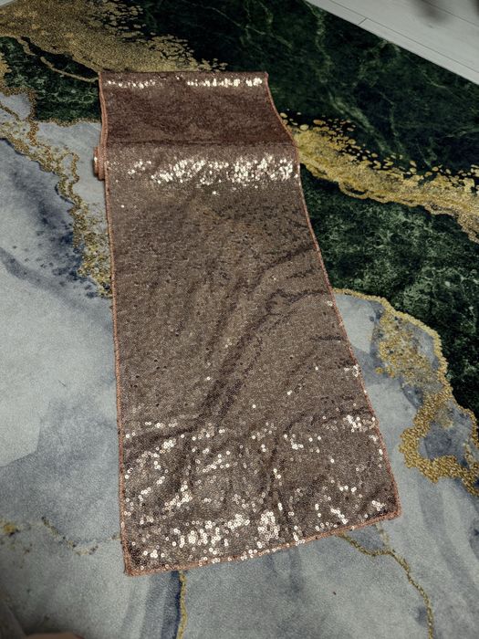Nowy cekinowy bieżnik na stół w kolorze rose gold w rozm. 30x300 cm