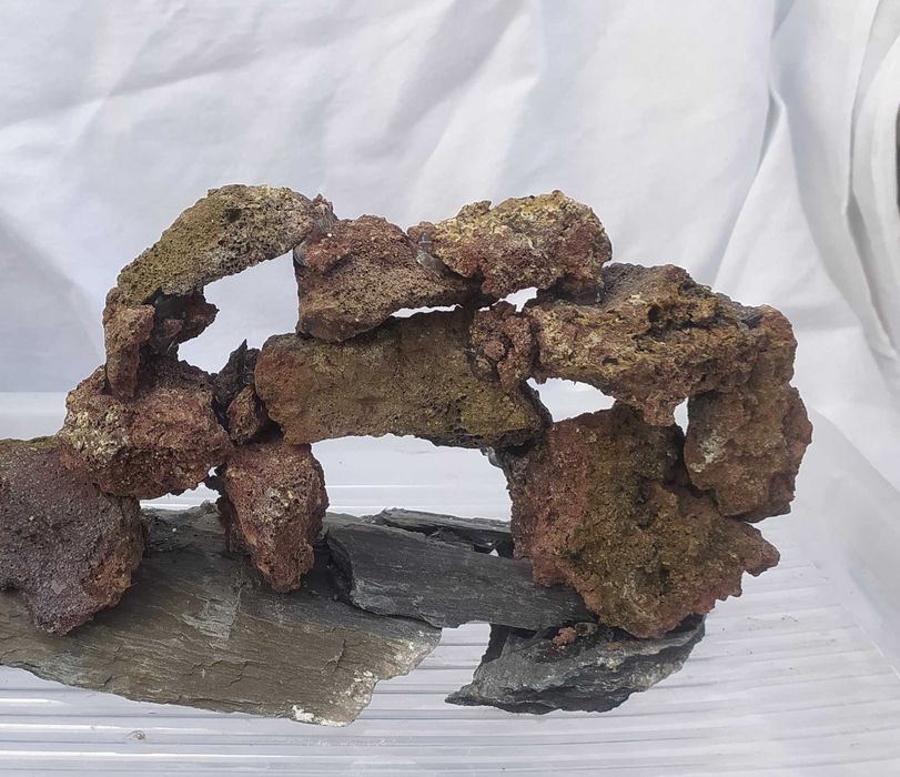 Skałka wulkaniczna z mchem