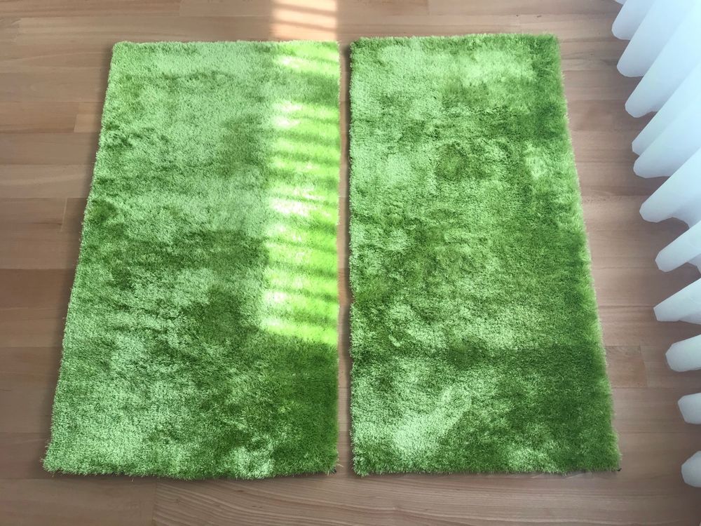 Conjunto de dois tapetes verdes de pelo comprido