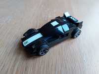 Lego model samochodzika z napędem