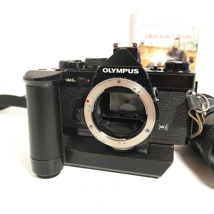 Czarna lustrzanka analogowa OLYMPUS OM 2N  Vivitar 70-150 3,8 + WINDER