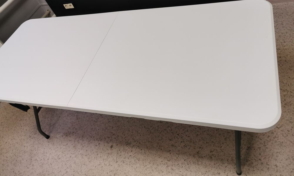 Продаю розкладний стіл