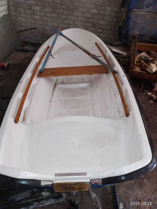 Лодка моторно-гребна пластикова б/в