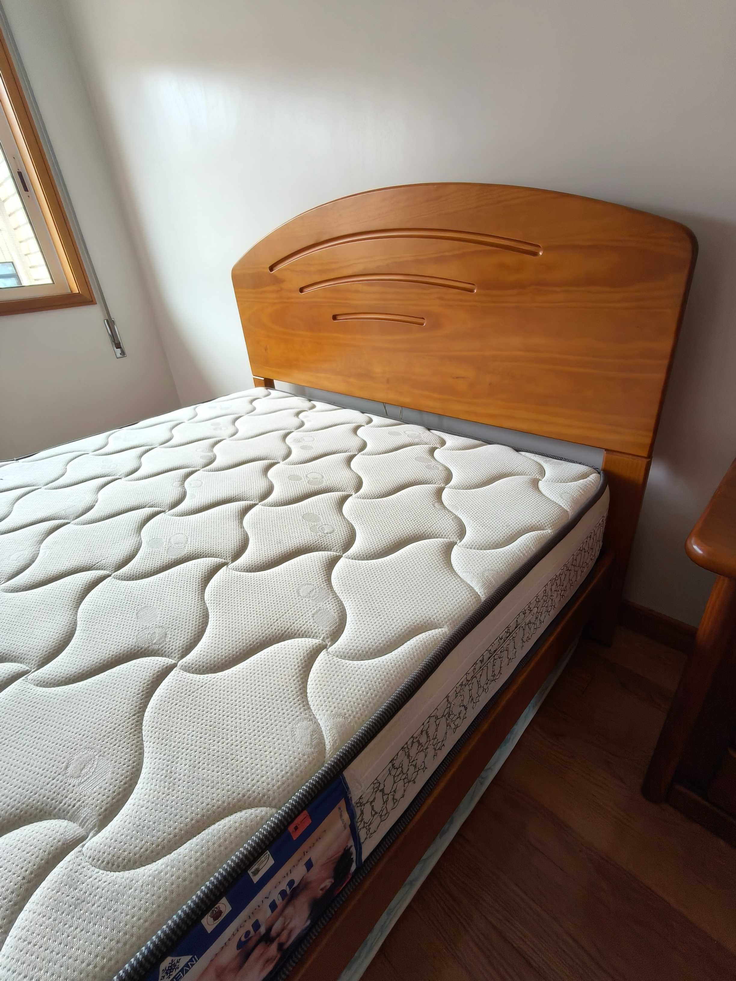 Cama robusta de madeira com colchão ortopédico e 1 mesa de cabeceira