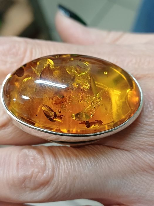 Pierścionek srebrny  z bursztynem